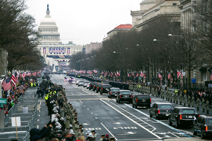 Đo&agrave;n xe hộ tống Tổng thống tr&ecirc;n đại lộ Pennsylvania tiến đến Capitol, nơi &ocirc;ng Trump thực hiện lễ nhậm chức Tổng thống. (Ảnh: ABC News)