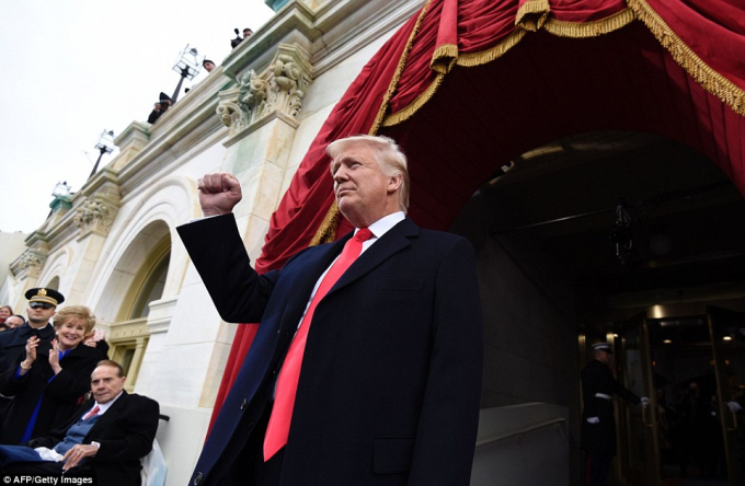 &Ocirc;ng Trump giơ cao nắm đấm - biểu tượng của sự mạnh mẽ khi xuất hiện trước đ&aacute;m đ&ocirc;ng. (Ảnh: AFP/Getty Images)