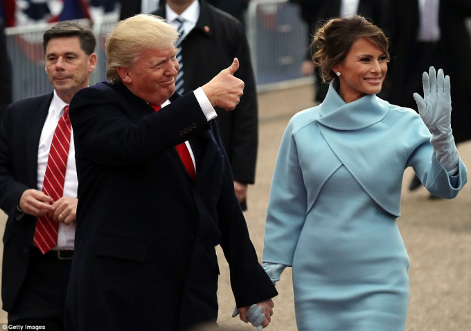 Khoảng khắc &ocirc;ng Trump vẫy ch&agrave;o người d&acirc;n Mỹ. (Ảnh: Getty Images)