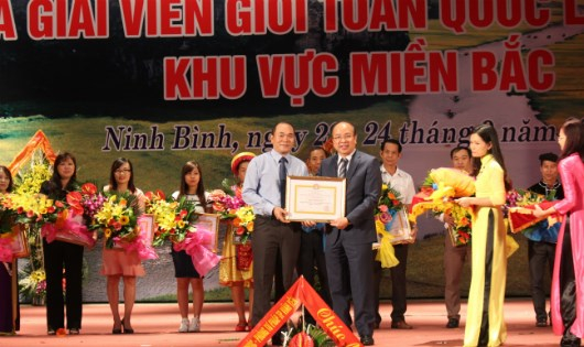 Thứ trưởng Phan Ch&iacute; Hiếu trao giải Nhất cho Đội h&ograve;a giải vi&ecirc;n TP Hải Ph&ograve;ng tại Hội thi khu vực ph&iacute;a Bắc.