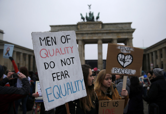 Tại Đức, nhiều phụ nữ đ&atilde; tham gia biểu t&igrave;nh trước Đại sứ qu&aacute;n Mỹ tại quảng trường Pariser Plazt ở thủ đ&ocirc; Berlin h&ocirc;m 21/1 để phản đối Tổng thống Mỹ Donald Trump. (Ảnh: Reuters)