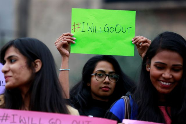 Những phụ nữ Ấn Độ tham gia cuộc biểu t&igrave;nh ở New Delhi h&ocirc;m 21/1. (Ảnh: Reuters)