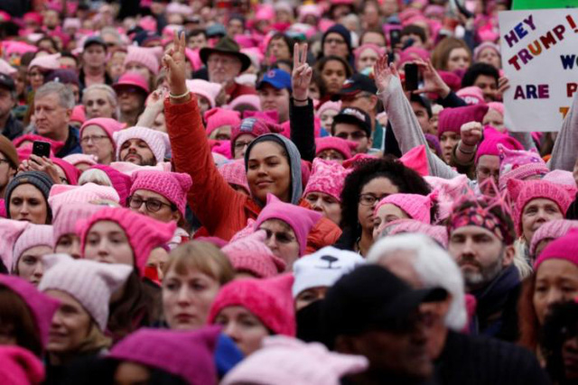 Tại thủ đ&ocirc; Washington của Mỹ, những người tham gia phong tr&agrave;o Women&rsquo;s March đ&atilde; đồng loạt đội mũ hồng khi tuần h&agrave;nh phản đối &ocirc;ng Trump. (Ảnh: Reuters)