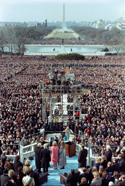 Lễ nhậm chức thứ 2 của Tổng thống Bill Clinton v&agrave;o năm 1997 đ&atilde; thu h&uacute;t 250.000 người d&acirc;n tới dự. Đ&aacute;m đ&ocirc;ng kh&aacute;n giả ghi nhận &iacute;t hơn nhiều so với lần đầu ti&ecirc;n của &ocirc;ng. (Ảnh: TMZ)