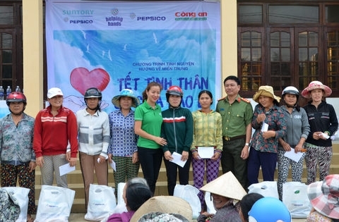 Suntory PepsiCo Việt Nam quyên góp gần 900 triệu đồng mang “Tết tình thân” đến người dân vùng lũ