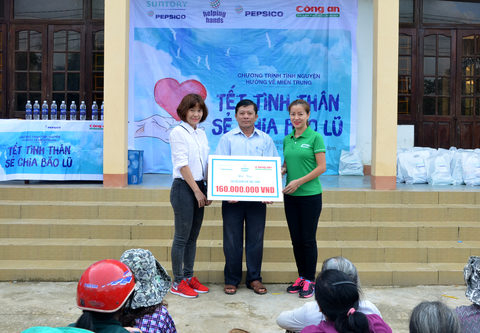 Đại diện SPVB trao tặng 100 bộ b&agrave;n ghế học sinh cho x&atilde; Phước Nghĩa (Tuy Phước, B&igrave;nh Định).