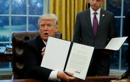 Donald Trump ký lệnh rút Mỹ khỏi TPP