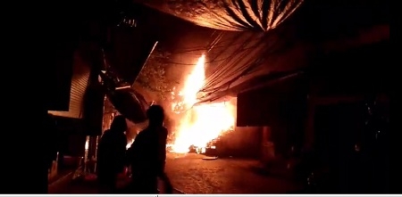 Cháy lớn ở chợ Dịch Vọng, người dân náo loạn trong đêm