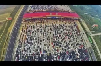 Clip: Đường cao tốc rộng 50 làn xe vẫn ùn tắc kinh hoàng ở Trung Quốc