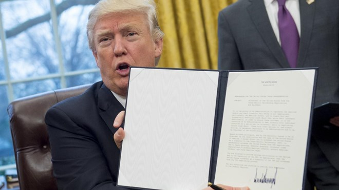 &Ocirc;ng Trump giơ sắc lệnh r&uacute;t khỏi TPP tại Nh&agrave; Trắng. (Nguồn: AFP)