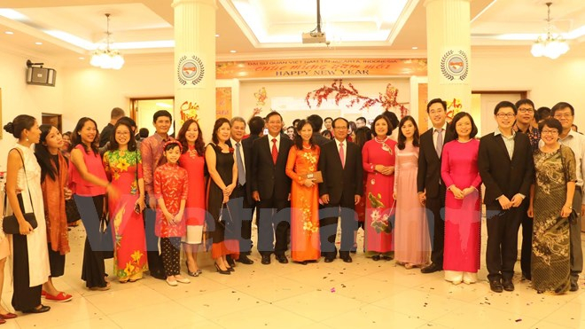 Đại sứ Ho&agrave;ng Anh Tuấn chụp ảnh chung với c&aacute;c đại biểu cộng đồng người Việt ở Indonesia. (Ảnh: Đỗ Quy&ecirc;n/Vietnam+)