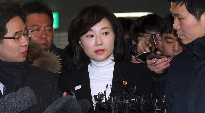 Bộ trưởng Văn h&oacute;a Cho Yoon Sun (giữa) bị bắt li&ecirc;n quan đến danh s&aacute;ch đen c&aacute;c nghệ sĩ H&agrave;n Quốc - Ảnh: AFP.