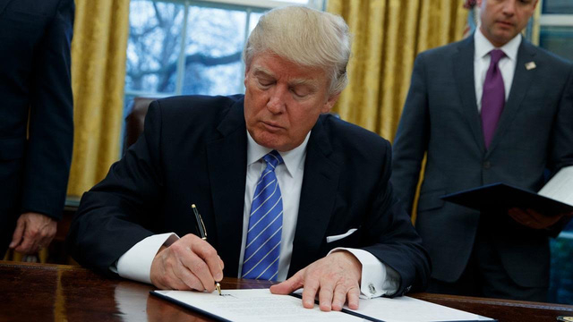 Tổng thống Trump k&yacute; sắc lệnh r&uacute;t Mỹ khỏi TPP. (Ảnh: AFP)