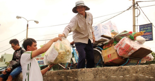 Bình Định: Dân đảo vượt biển vào đất liền sắm Tết