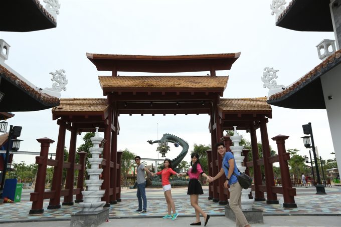 T&agrave;u lượn dạng treo lớn nhất Việt Nam sắp ra mắt tại Asia Park