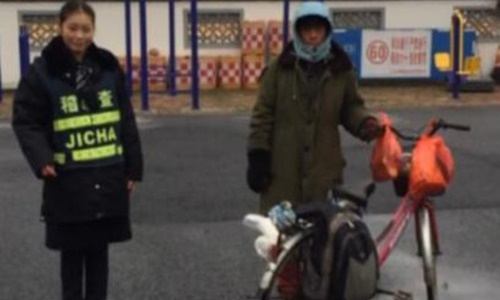 Người đ&agrave;n &ocirc;ng Trung Quốc đạp xe về qu&ecirc; ăn Tết nhưng bị đi lạc đường 500 km. (Ảnh:&nbsp;Shanghaiist)