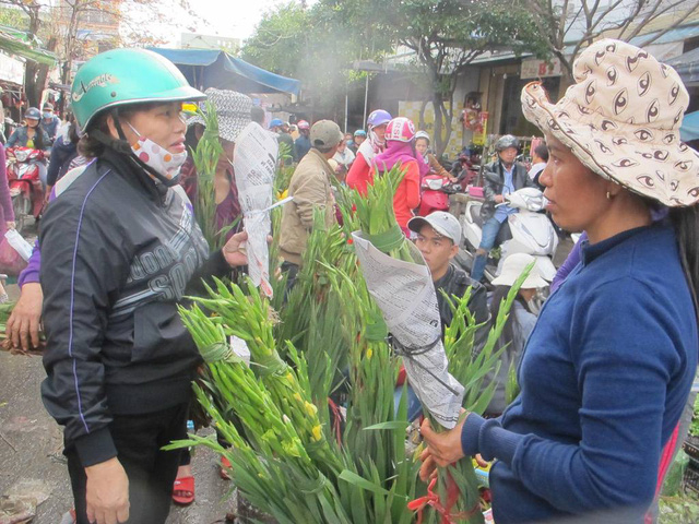 Hoa lay ơn đắt kh&aacute;ch trong phi&ecirc;n chợ Tết