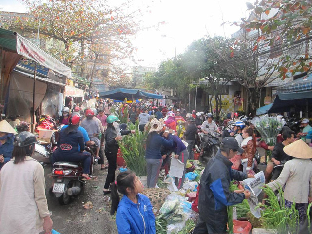 Phi&ecirc;n chợ ng&agrave;y cuối năm đ&ocirc;ng vui, nhộn nhịp hơn hẳn ng&agrave;y thường.