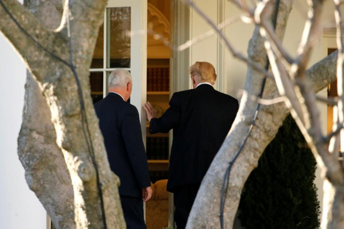 Tổng thống Donald Trump v&agrave; ph&oacute; tướng Mike Pence trở lại Nh&agrave; Trắng sau khi thăm trụ sở Bộ An ninh Nội địa h&ocirc;m 25/1.