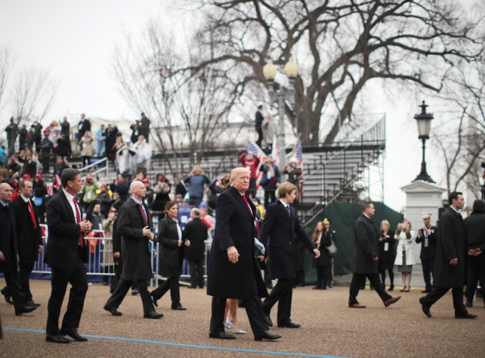 Tổng thống Donald Trump c&ugrave;ng vợ v&agrave; con trai trong buổi diễu h&agrave;nh nhậm chức h&ocirc;m 20/1 ở Washington.