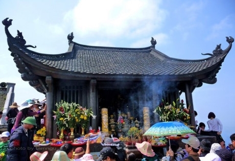 Những đền chùa xin tài lộc linh thiêng Phật tử ùn ùn đi lễ đầu năm