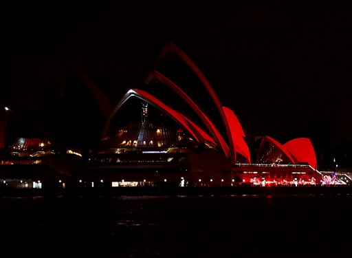 Nh&agrave; h&aacute;t Opera tại Sydney, Australia được chiếu s&aacute;ng m&agrave;u đỏ trong đ&ecirc;m giao thừa. (Ảnh: AFP)