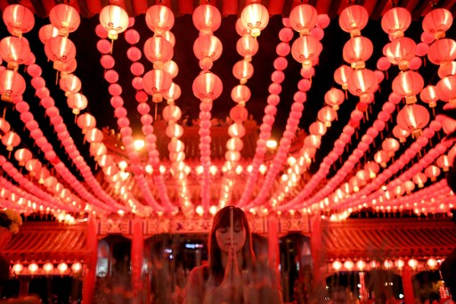 Người Malaysia gốc Hoa đi lễ ch&ugrave;a trong thời khắc giao thời giữa năm cũ v&agrave; mới. (Ảnh: AFP)