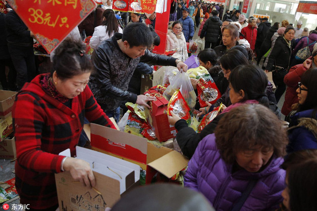 Tết cổ truyền l&agrave; một trong những sự kiện quan trong nhất trong một năm đối với người Trung. Trong ảnh: người d&acirc;n Bắc Kinh n&ocirc; nức mua sắm h&agrave;ng h&oacute;a để chuẩn bị cho Tết Đinh Dậu (Ảnh: China Daily)