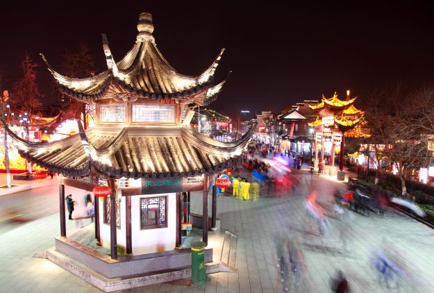 Th&agrave;nh phố Nam Kinh, Trung Quốc rực rỡ trong &aacute;nh đ&egrave;n về đ&ecirc;m (Ảnh: China Daily)
