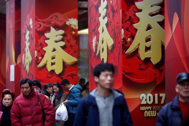 Đường phố Trung Quốc được trang ho&agrave;ng rực rỡ trong những ng&agrave;y cận Tết (Ảnh: Reuters)