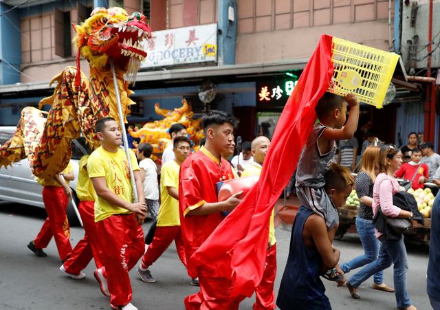 Những thanh thiếu ni&ecirc;n đ&aacute;nh trống, m&uacute;a l&acirc;n tr&ecirc;n đường phố ở khu phố của người Trung Quốc tại thủ đ&ocirc; Manila của Philippines. M&uacute;a l&acirc;n l&agrave; phong tục truyền thống thường c&oacute; trong c&aacute;c dịp lễ, tết của người Trung Quốc. (Ảnh: Reuters)