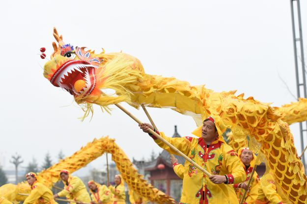 Một đội m&uacute;a l&acirc;n mừng năm mới ở Trung Quốc (Ảnh: Reuters)