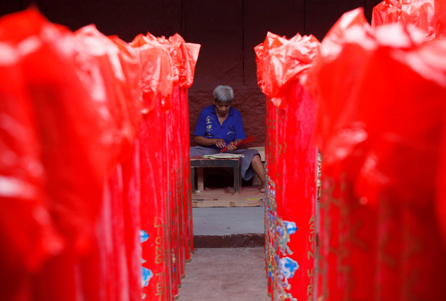 Một thợ l&agrave;m hương tại đền Dharma Bhakti ở thủ đ&ocirc; Jakarta của Indonesia đang tất bật với những c&ocirc;ng việc cuối năm. (Ảnh: Reuters)