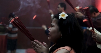 Người dân châu Á tấp nập đi lễ chùa nhân dịp đầu xuân năm mới