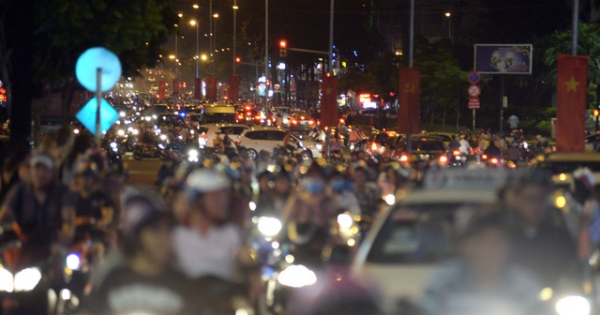 Đường phố Sài Gòn kẹt xe kinh hoàng tối đầu năm