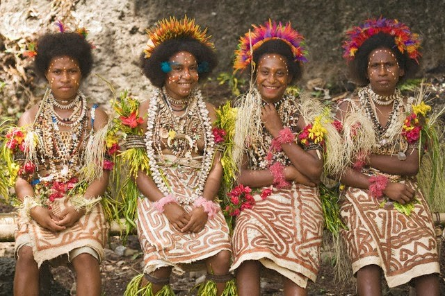 Những người phụ nữ xinh đẹp của h&ograve;n đảo Trobriand, Papua New Guinea.