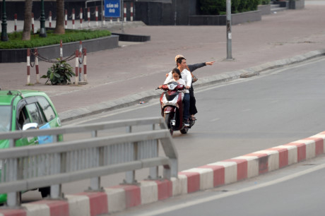 Cảnh tương tự tại phố Nguyễn Ch&aacute;nh (quận Cầu Giấy) chiều m&ugrave;ng 2 Tết.