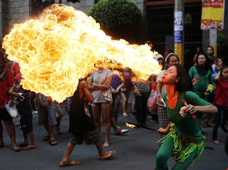 Một vũ c&ocirc;ng Philippines biểu diễn m&agrave;n m&uacute;a lửa tại khu phố Hoa ở Manila (Philippines) ng&agrave;y m&ugrave;ng Một, nhằm ng&agrave;y 28-1. Ảnh: EPA