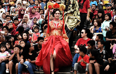 Người Hồi gi&aacute;o ở Malang (Indonesia) xem biểu diễn mừng xu&acirc;n của c&aacute;c nghệ sĩ trong ng&agrave;y m&ugrave;ng Một, nhằm ng&agrave;y 28-1. Ảnh: GETTY IMAGES