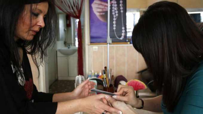 Phụ nữ Việt l&agrave;m nghề nail bất hợp ph&aacute;p tại Anh. (Ảnh: Getty).