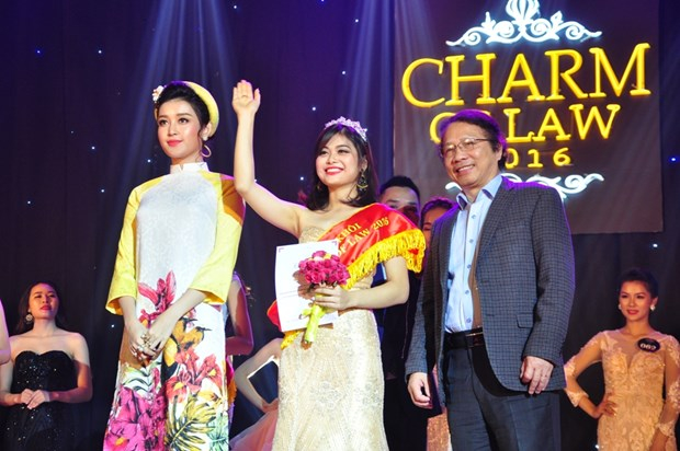 Nguyễn B&iacute;ch Ngọc gi&acirc;y ph&uacute;t nhận danh hiệu cao nhất của cuộc thi.