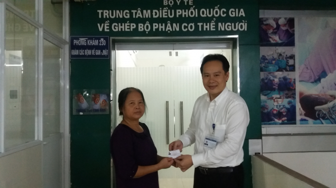 B&agrave; Cấn Thị Ngần nhận tấm thẻ đăng k&yacute; hiến tạng tại Trung t&acirc;m Điều phối Quốc gia về gh&eacute;p bộ phận cơ thể người.