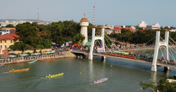 Phan Thiết (Bình Thuận): Tưng bừng lễ hội đua thuyền truyền thống mừng xuân Đinh Dậu