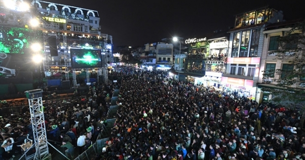 Người dân ở Hà Nội kéo nhau tụ về Hồ Gươm, "quẩy" tưng bừng đón năm mới 2018