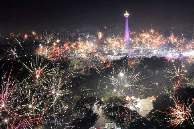 &nbsp;Ph&aacute;o hoa rực rỡ tại khu Đ&agrave;i tưởng niệm Quốc gia tại thủ đ&ocirc; Jakarta, Indonesia đ&ecirc;m giao thừa để ch&agrave;o năm mới 2018.