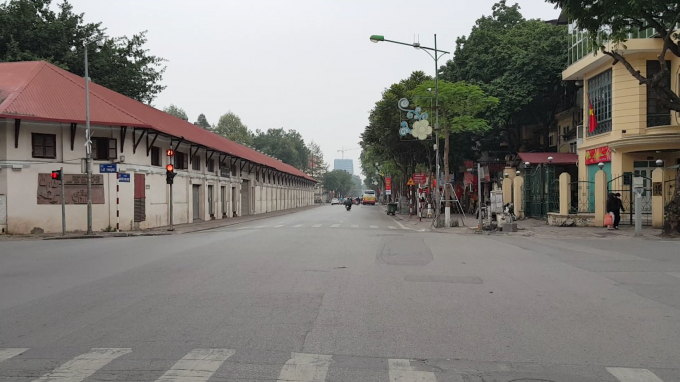 Tại phố Nguyễn Th&aacute;i Học giao cắt Trịnh Ho&agrave;i Đức xe Bus vẫn hoạt động b&igrave;nh thường nhưng lượng kh&aacute;ch vắng vẻ.