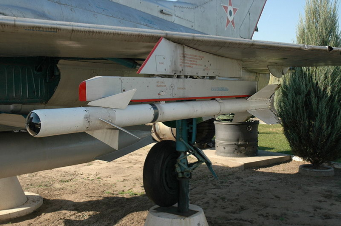 T&ecirc;n lửa K-13 tr&ecirc;n ti&ecirc;n k&iacute;ch MiG-21 trưng b&agrave;y ở Bảo t&agrave;ng lịch sử qu&acirc;n sự
