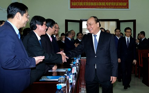 Thủ tướng Nguyễn Xu&acirc;n Ph&uacute;c&nbsp;l&agrave;m việc với l&atilde;nh đạo chủ chốt Đại học Huế. (Ảnh: VOV)