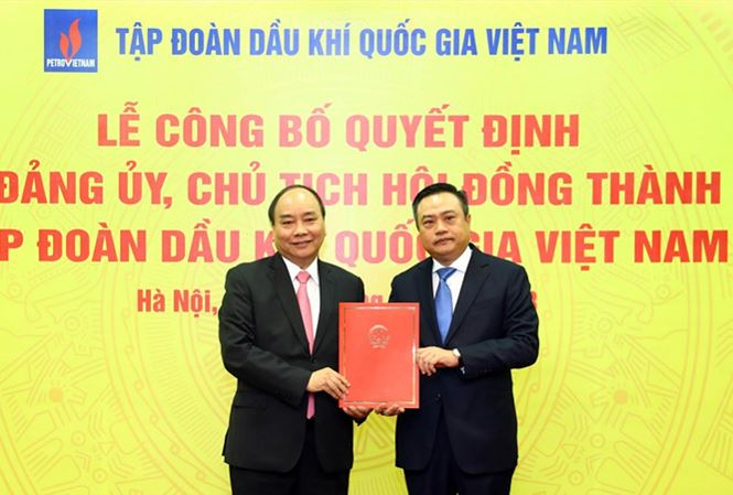 Thủ tướng Nguyễn Xu&acirc;n Ph&uacute;c trao quyết định cho &ocirc;ng Trần Sỹ Thanh.