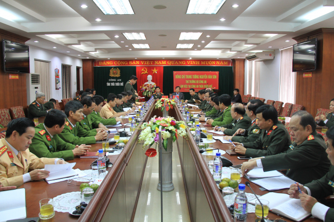 Đồng ch&iacute; Trung tướng Nguyễn Văn Sơn - Thứ trưởng BCA đến thăm v&agrave; l&agrave;m việc tại C&ocirc;ng an TT Huế.
